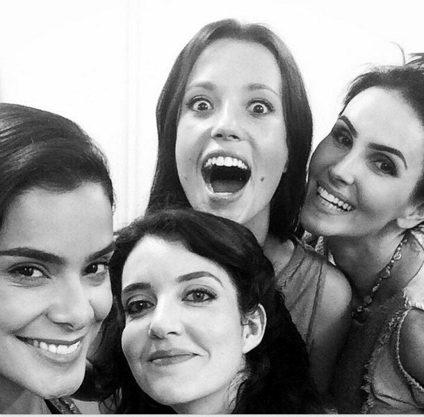  Larissa Maciel faz pose com colegas nos bastidores da novela Os Dez Mandamentos