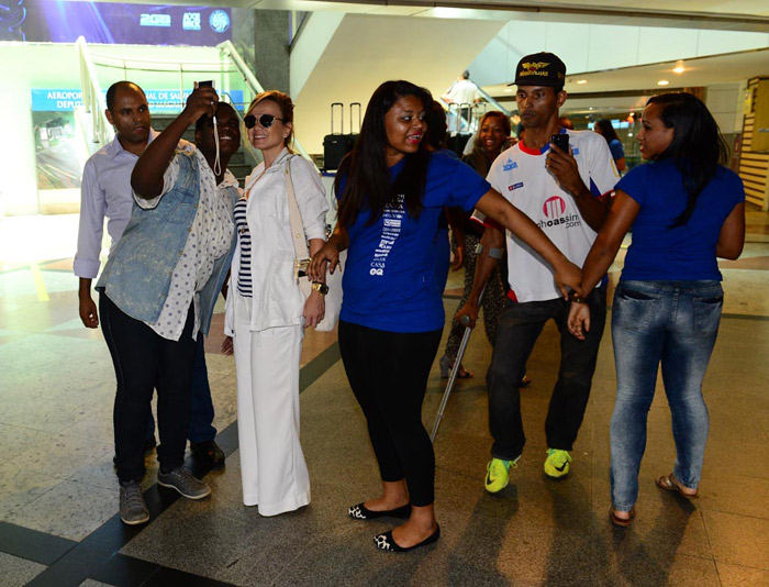 Eliana leva fãs à loucura ao desembarcar no aeroporto de Salvador