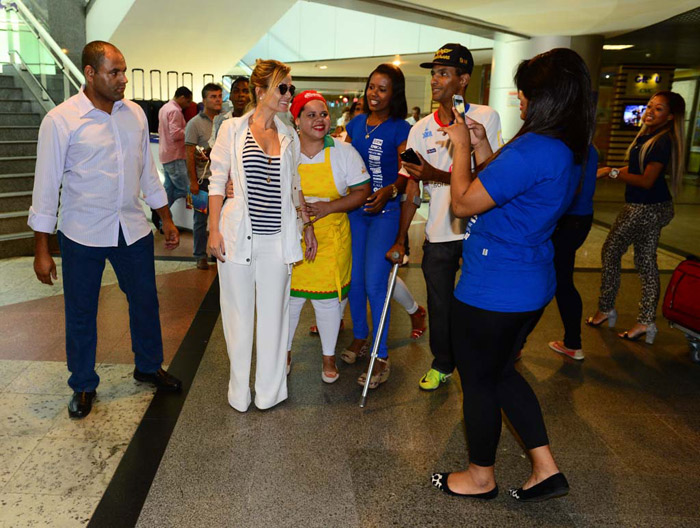 Eliana leva fãs à loucura ao desembarcar no aeroporto de Salvador