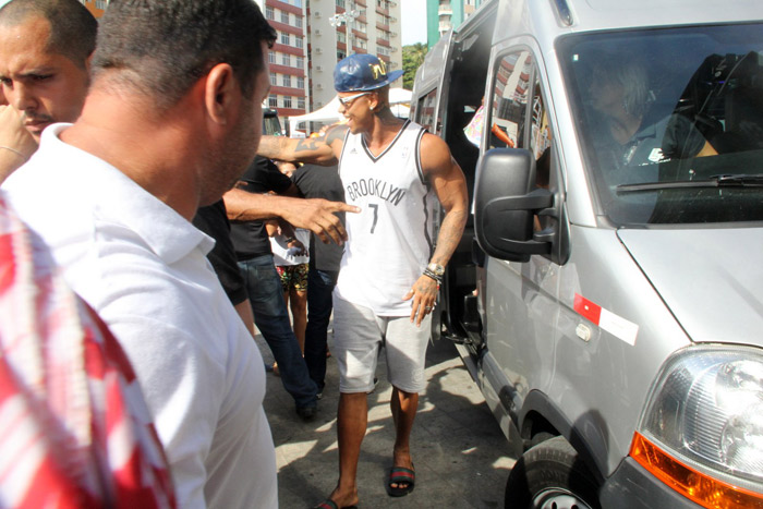 Léo Santana esbanja simpatia ao chegar no Circuito Barra Ondina