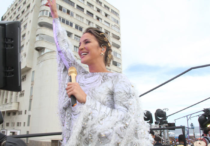 Claudia Leitte chega para comandar seu trio, em Salvador