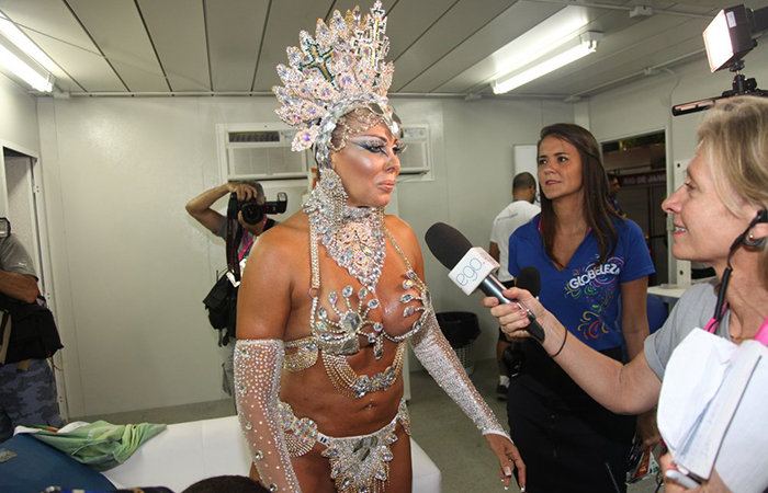 Rio de Janeiro: Ângela Bismarchi exibe os seios menores para desfilar na Sapucaí