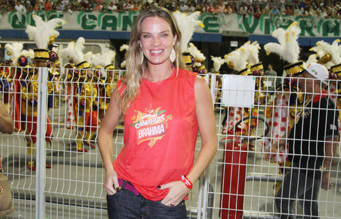 Solteiríssima, Letícia Birkheuer curte o Carnaval paulista e fala sobre novela