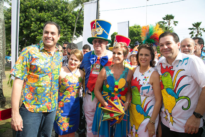 Após café da manhã, Galo da Madrugada lota as ruas de Recife