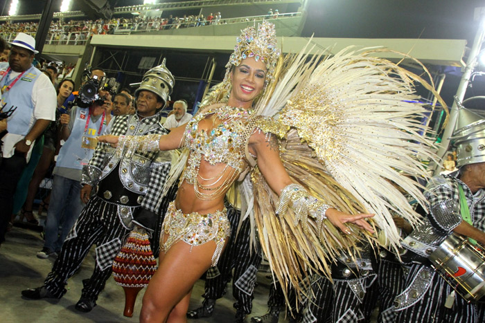 Com corpo sarado, Milena Nogueira arrasa na Sapucaí