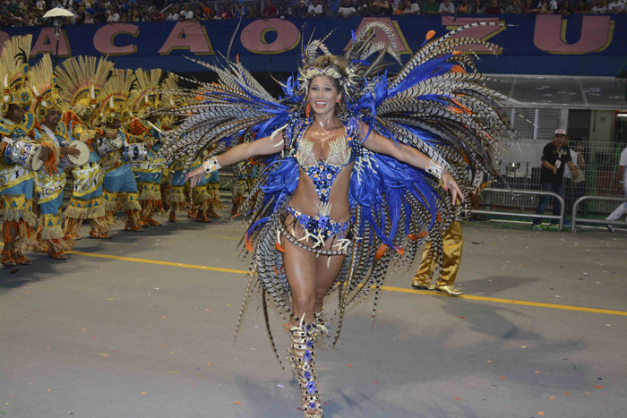 Lívia Andrade esbanja alegria durante desfile da Nenê de Vila Matilde