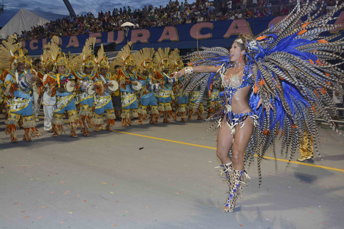 Lívia Andrade esbanja alegria durante desfile da Nenê de Vila Matilde