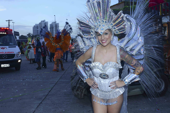 Lívia Andrade esbanja alegria durante desfile da Nenê de Vila Matilde