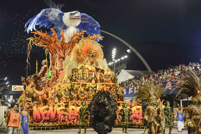 Lívia Andrade esbanja alegria durante desfile da Nenê de Vila Matilde