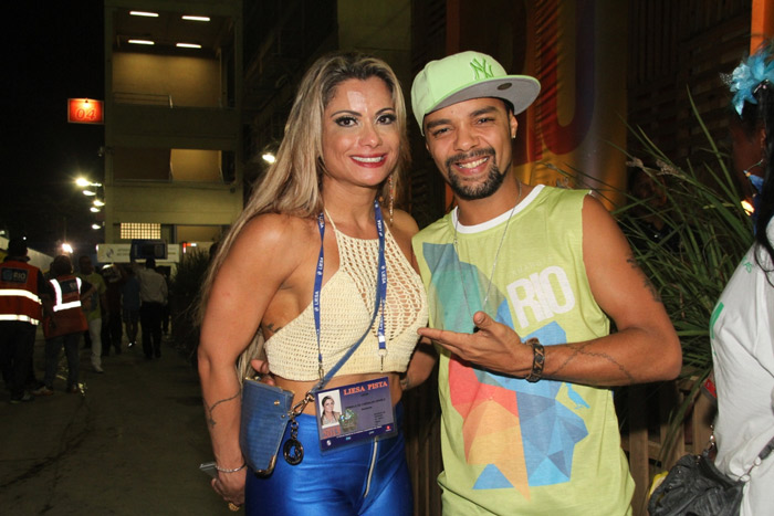 Dani Sperle posa com Adriano Ribeiro, do grupo Bom Gosto