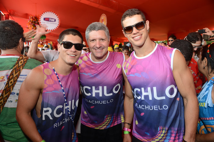 Recife: José Loreto esbanja simpatia no desfile do Galo da Madrugada