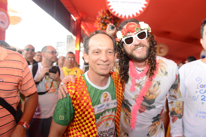 Recife: José Loreto esbanja simpatia no desfile do Galo da Madrugada