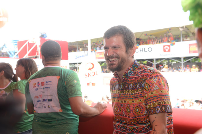 Recife: José Loreto esbanja simpatia no desfile do Galo da Madrugada