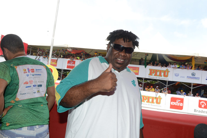 Recife: José Loreto esbanja simpatia no desfile do Galo da Madrugada