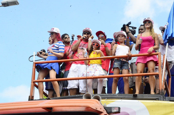 Sheron Menezes aposta em fantasia colorida para curtir o Bloco da Favorita