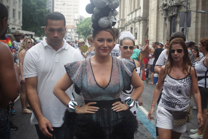 Rio de Janeiro: Leandra Leal faz pose enquanto segura bandeira do Cordão da Bola Preta