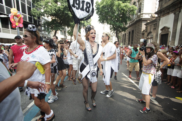 Rio de Janeiro: Leandra Leal faz pose enquanto segura bandeira do Cordão da Bola Preta