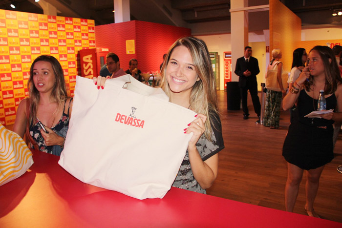 Juliana Paiva, toda sorridente, se credenciando para curtir o Camarote Devassa 2015