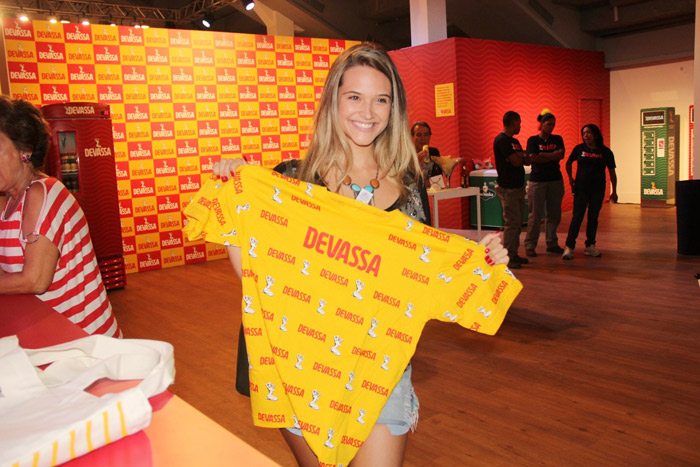 Juliana Paiva com a camiseta que vai usar para curtir o Camarote Devassa 2015