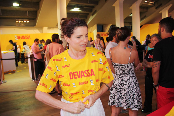 Débora Bloch provando camiseta durante credenciamento para curtir o Camarote Devassa 2015