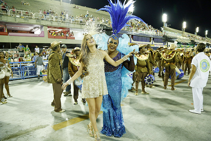 Império no Carnaval! Marina Ruy Barbosa e Viviane Araújo gravam na Sapucaí