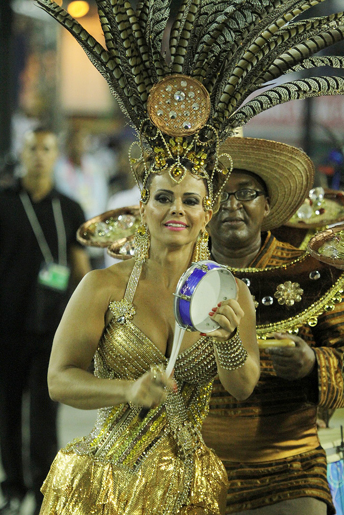 Viviane Araújo no tamborim