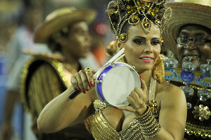 Império no Carnaval! Marina Ruy Barbosa e Viviane Araújo gravam na Sapucaí