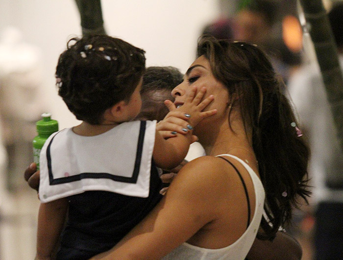 Juliana Paes leva os filhos para curtir carnaval em shopping no Rio