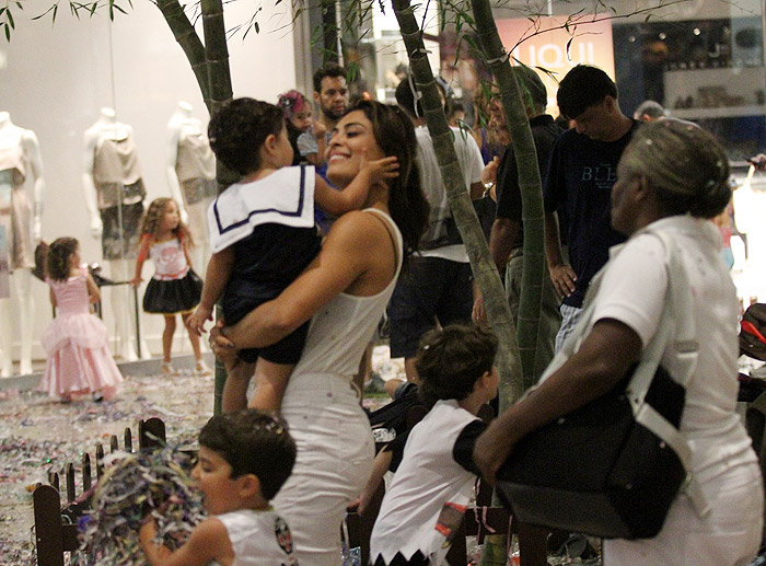 Juliana Paes leva os filhos para curtir carnaval em shopping no Rio