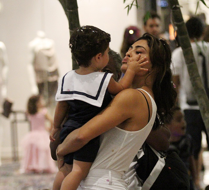 Juliana Paes leva os filhos para curtir carnaval em shopping no Rio