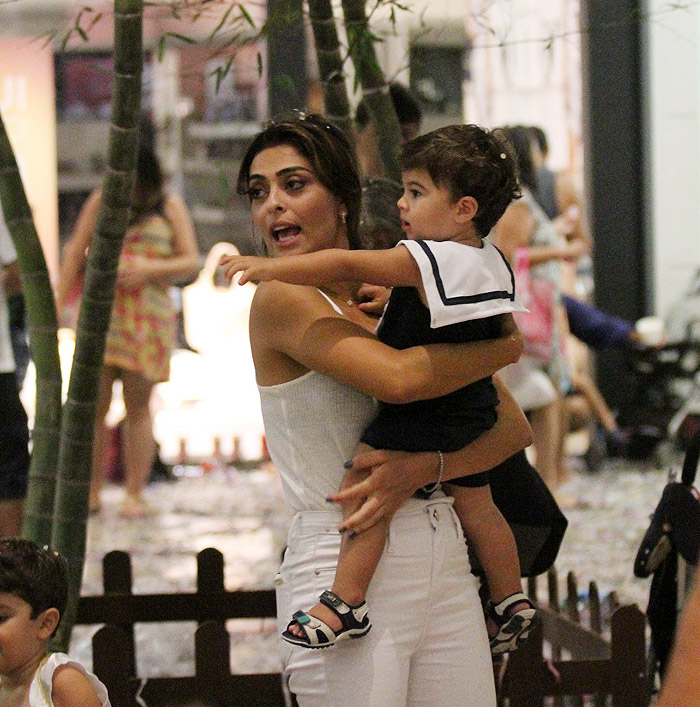 Juliana Paes leva os filhos para curtir carnaval em shopping no Rio