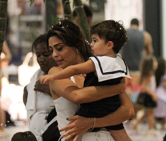 Juliana Paes leva os filhos para curtir carnaval em shopping no Rio