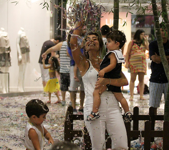 Juliana Paes leva os filhos para curtir carnaval em shopping no Rio