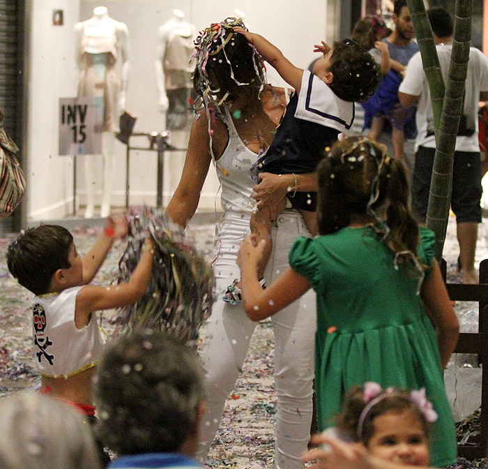 Juliana Paes leva os filhos para curtir carnaval em shopping no Rio