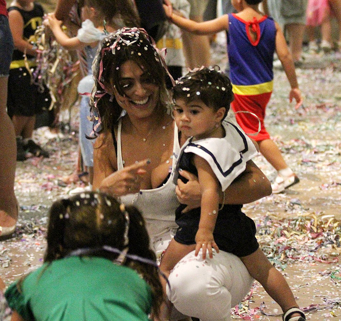 Juliana Paes leva os filhos para curtir carnaval em shopping no Rio