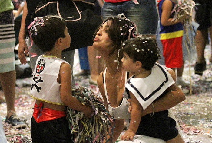 Juliana Paes leva os filhos para curtir carnaval em shopping no Rio