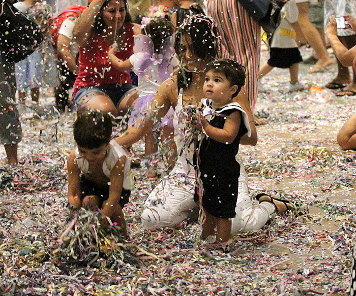 Juliana Paes leva os filhos para curtir carnaval em shopping no Rio