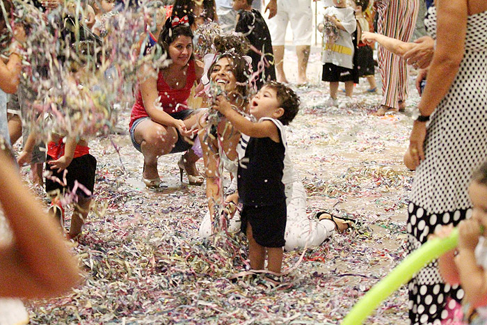 Juliana Paes leva os filhos para curtir carnaval em shopping no Rio