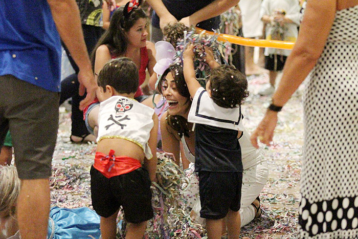 Juliana Paes leva os filhos para curtir carnaval em shopping no Rio