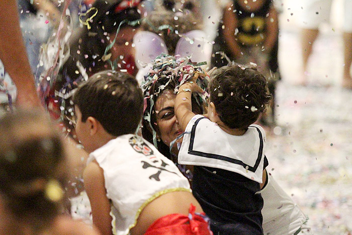 Juliana Paes leva os filhos para curtir carnaval em shopping no Rio