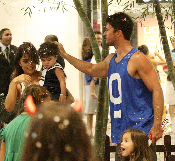 Juliana Paes leva os filhos para curtir carnaval em shopping no Rio