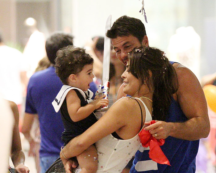 Juliana Paes leva os filhos para curtir carnaval em shopping no Rio