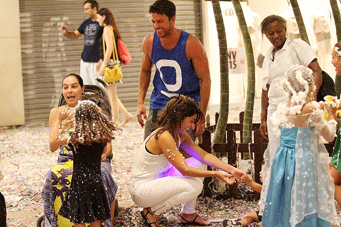 Juliana Paes leva os filhos para curtir carnaval em shopping no Rio