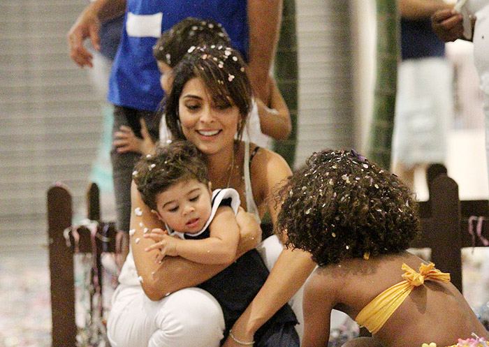 Juliana Paes leva os filhos para curtir carnaval em shopping no Rio