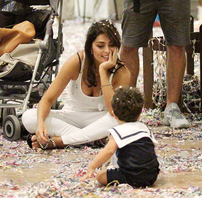 Juliana Paes leva os filhos para curtir carnaval em shopping no Rio