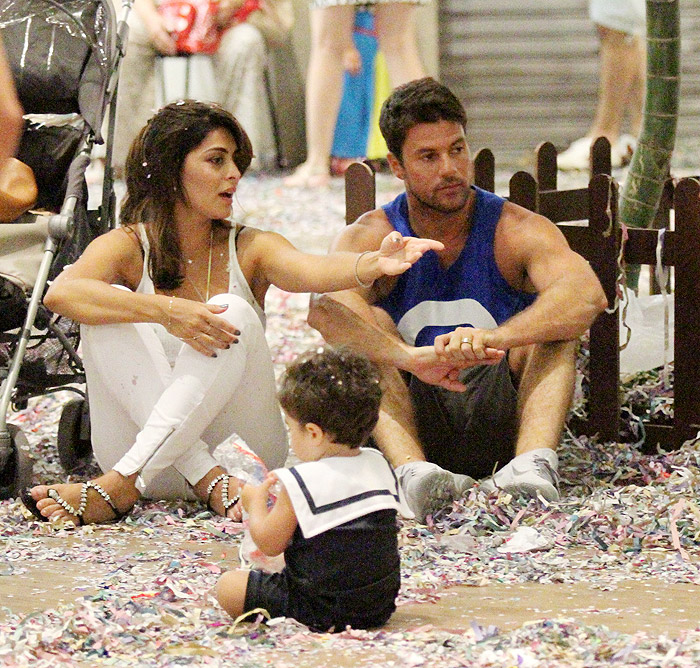 Juliana Paes leva os filhos para curtir carnaval em shopping no Rio