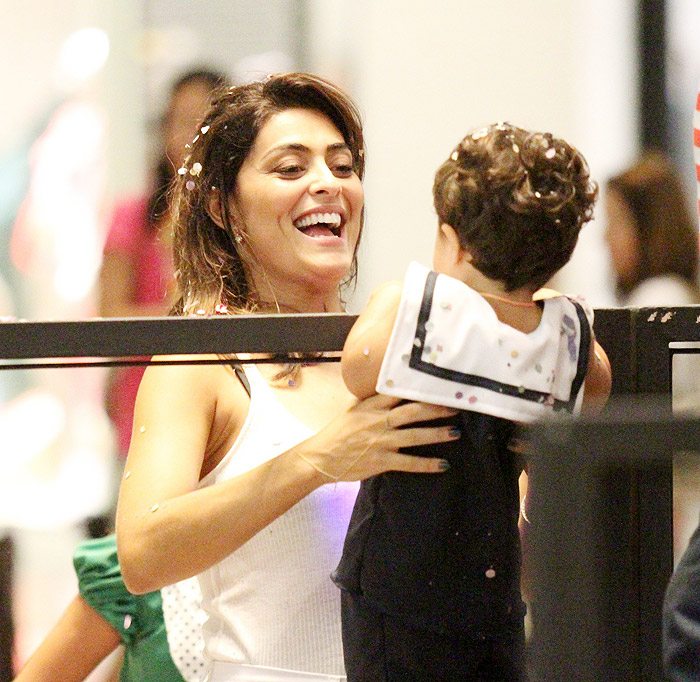 Juliana Paes leva os filhos para curtir carnaval em shopping no Rio