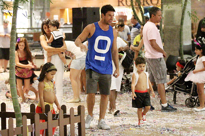 Juliana Paes leva os filhos para curtir carnaval em shopping no Rio