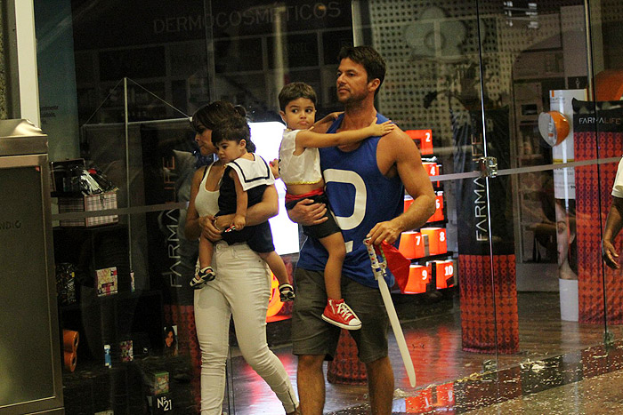 Juliana Paes leva os filhos para curtir carnaval em shopping no Rio