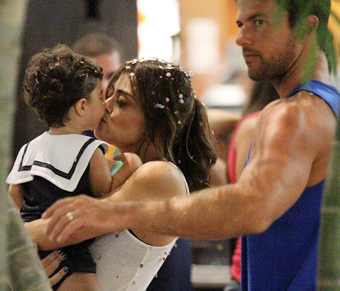 Rio: Juliana Paes curte matinê com o marido e os filhos